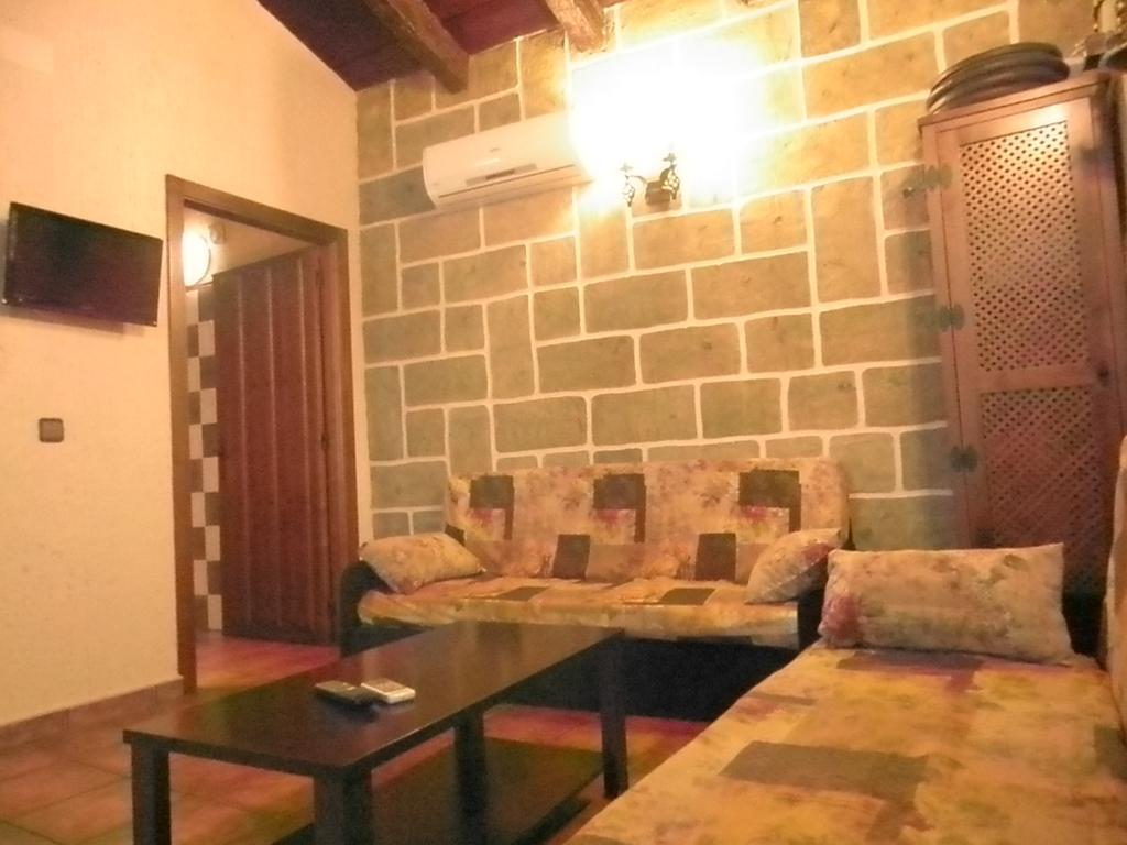 La Cueva Del Lince Guest House Zarza De Granadilla Exterior photo