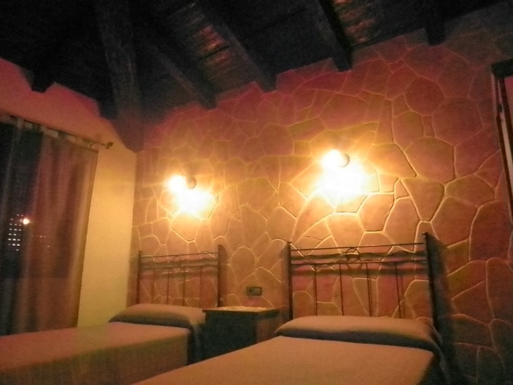 La Cueva Del Lince Guest House Zarza De Granadilla Exterior photo